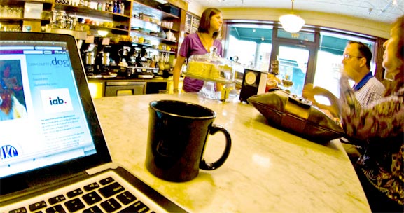 Trabajando en blogs en un café obteniendo inspiración 